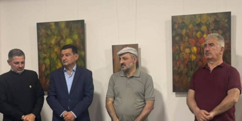 Открытие выставки Самвела Тавадяна. Скриншот фото из Telegram-канала Dizak Art от 17.05.25, https://t.me/DizakART/106.