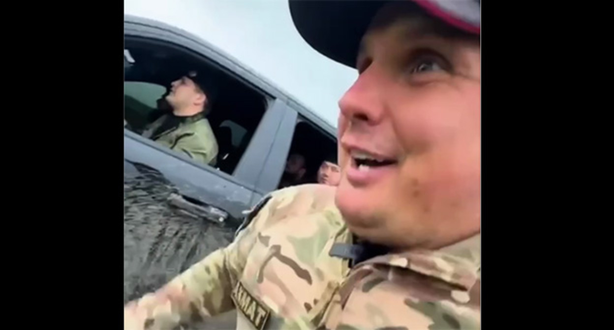 Экс-депутат из Смоленска Максим Баранов бежит за машиной Адама Кадырова. Скриншот видео https://t.me/MAKSIMBARANOFF/996