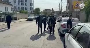 На месте нападения на полицейского в Махачкале. 5 мая 2025 г. Скриншот видео Следком РФ 
