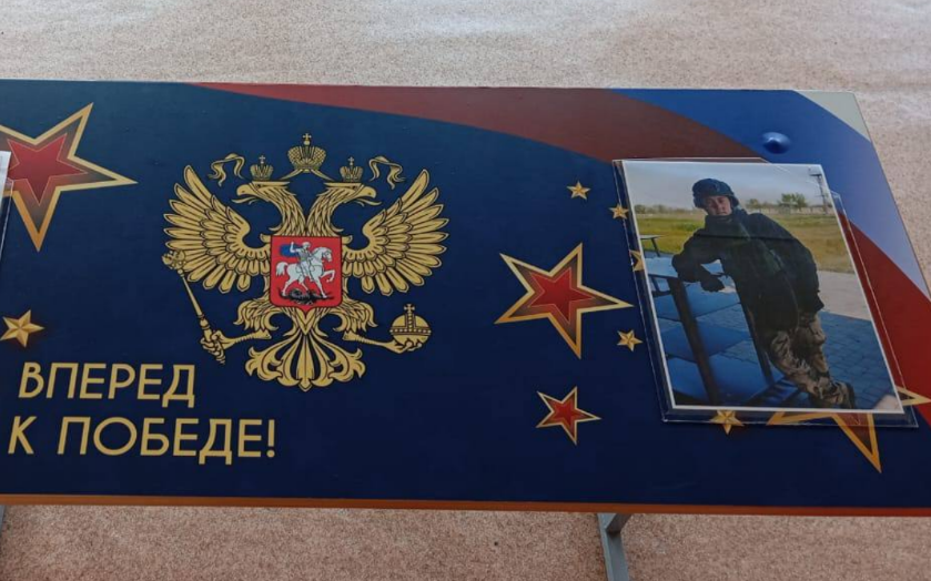 Именная парта в память о Максиме Новгородцеве.Скриншот фото из Telegram-канала Михаила Миненкова от 22.05.25, https://t.me/maMinenkov/35821?single.