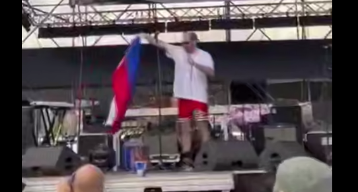 Эракли Гецадзе с российским флагом. Стоп-кадр видео Tbilisi Life от  25.05.25, https://t.me/Tbilisi_life/39793.