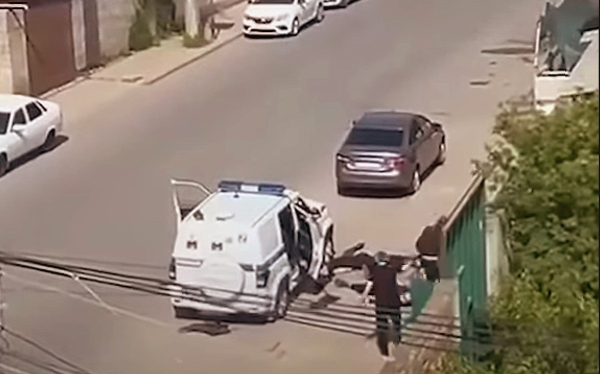 Нападение на силовиков в Махачкале. Кадр видео "Кавказского узла" https://youtu.be/RTANBD4E94E.
