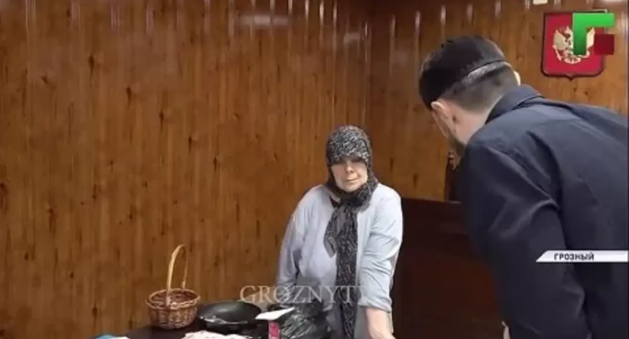 Алкан Цукаева и Адам Эльжуркае. 2 июня 2025 г. Скриншот видео https://grozny-news.net/other/2025/06/03/224477.html