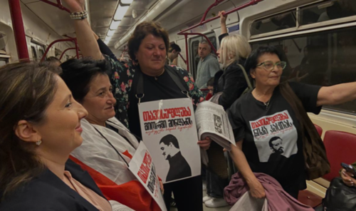 Родные арестованных участников протестов в метро. Скриншот фото телекомпании "Пирвели" от 03.06.25, https://tvpirveli.ge/ka/siaxleebi/sazogadoeba/102594-tsikheshi-datserili-tserilebi-khalkhs-aqtsiebze-dakavebulebis-mshoblebis-aqtsia