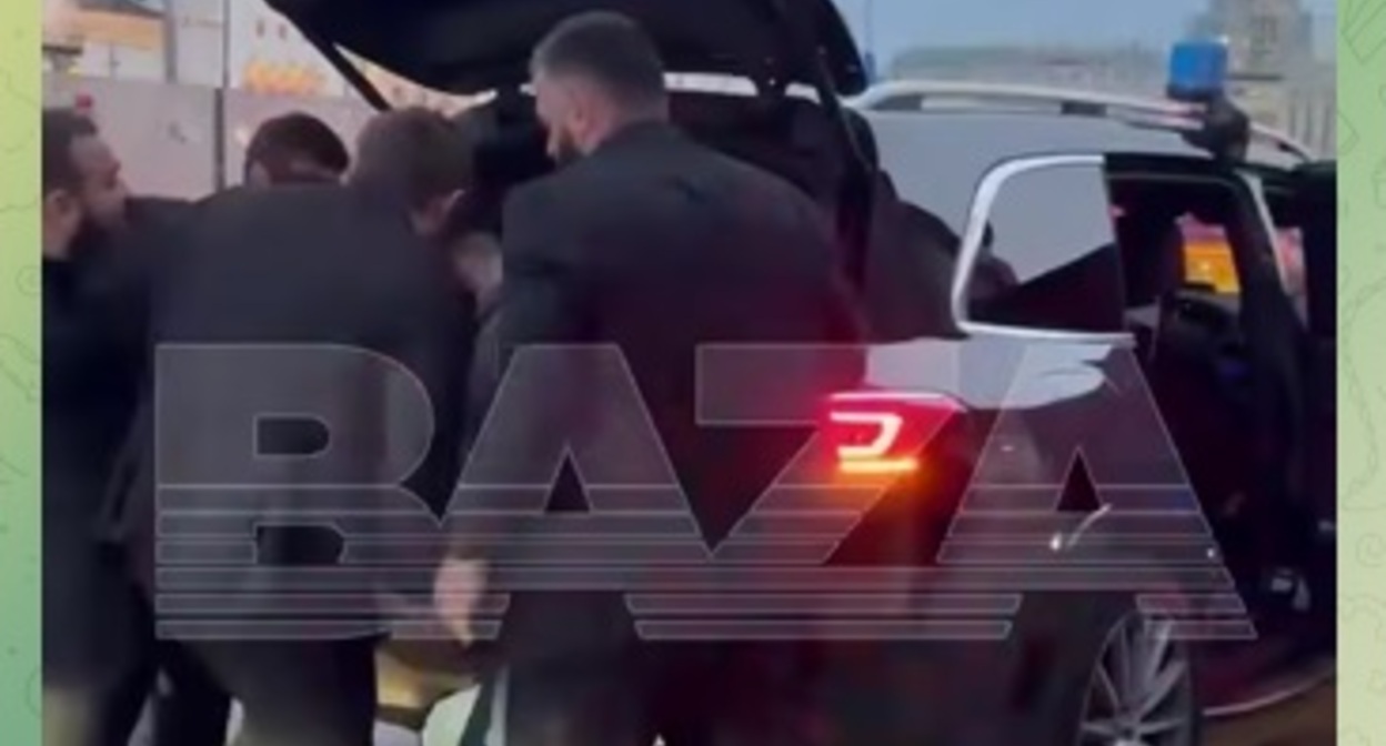 Похищение на Ярославском вокзале. Кадр видео из телеграм-канала BAZA https://t.me/bazabazon/37954