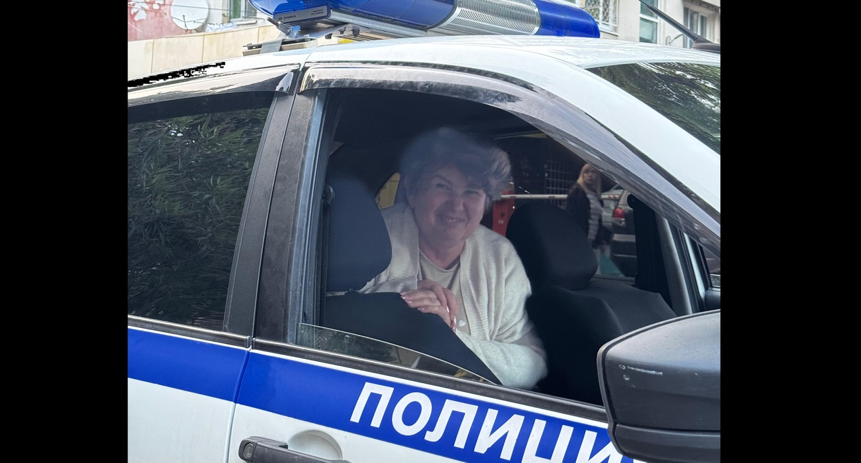 Активистка Татьяна Поливанова в полицейской машине. Фото предоставлено сыном Поливановой 