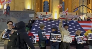 Активисты у парламента Грузии призывают Сенат США поддержать MEGOBARI Act. Кадр видео Lorena Beria / Tbilisi life 
