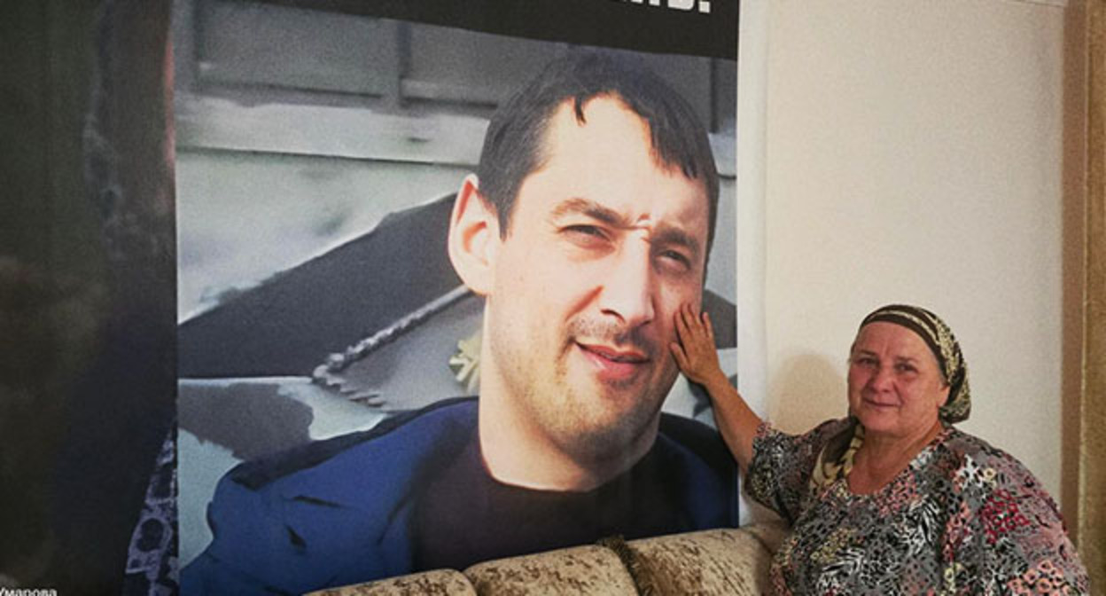 Эсет Умарова рядом с портретом своего сына Мовсара. Фото: https://t.me/no_torture/3635