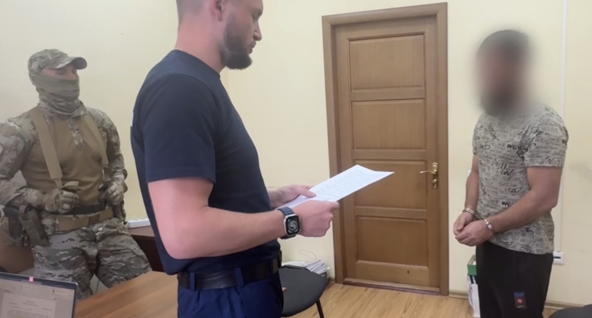 Задержанный по делу о финансировании терроризма. Кадр видео СКР по Ставропольскому краю.  