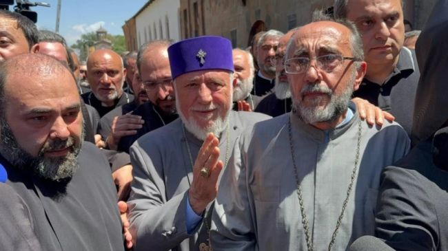 Гарегин II и Микаэл Аджапахян (слева). Фото: SputnikARM / Telegram