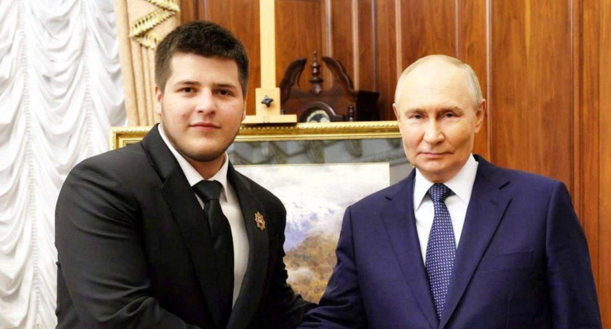 Адам Кадыров (слева) с Владимиром Путиным. Скриншот фото из Telegram-канала Рамзана Кадырова от 28.06.25, https://t.me/RKadyrov_95/5808