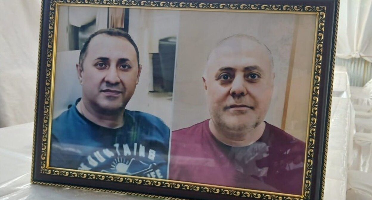 Портреты Гусейна и Зияддина Сафарова. Фото: https://oxu.az/ru/obshestvo/tela-bratev-safarovyh-ubityh-omonovcami-v-rossii-dostavleny-v-agdzhabedinskij-rajon