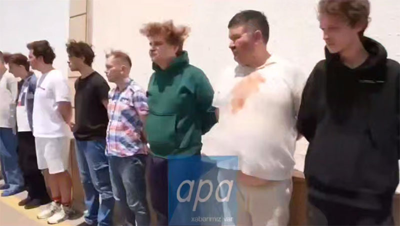 Кадр видео задержанных в Азербайджане россиян. 1 июля 2025 г. Скриншот видео https://t.me/apa_az/100157