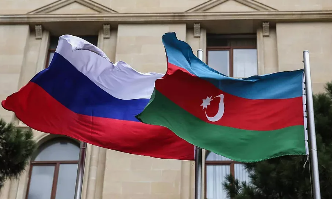Флаги России и Азербайджана. Скриншот фото https://национальныепроекты.рф/news/volgogradskuyu-oblast-posetila-delegatsiya-iz-azerbaydzhana/.