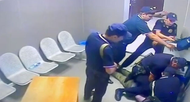 Кадр видео избиения Ахмеда Джабраилова в отделе полиции в Махачкале. Скриншот видео/Телеграм-канал «Шамиль Хадулаев»