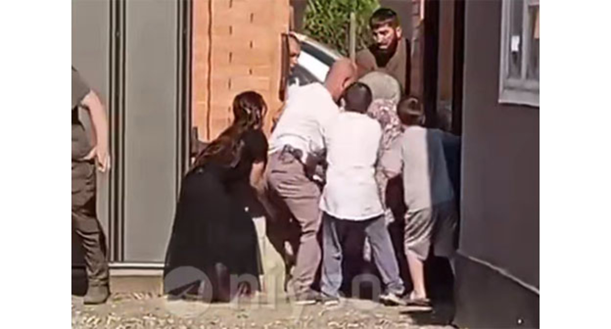 Люди в камуфляжной форме силой забирают мужчину со двора частного дома. 20 июля 2025 г. Скриншот видео https://t.me/niysoo/23148