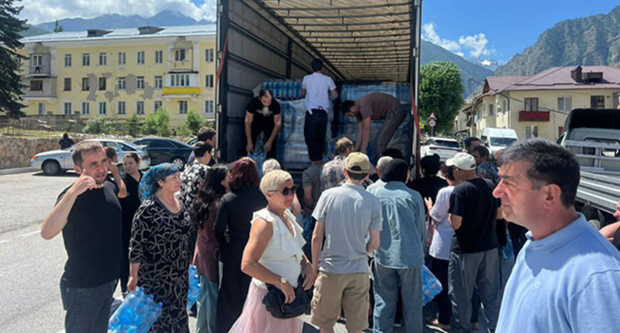 Раздача питьевой воды жителям Тырныауза. Фото: https://t.me/tyrnyauzadmin/1341