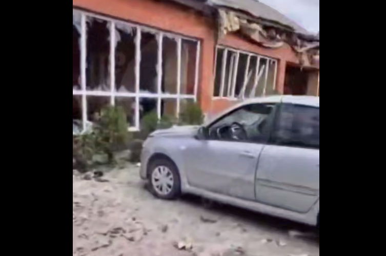 Дом в Нижних Ачалуках пострадал после падения БПЛА. Стоп-кадр видео "Фортанга" от 26.07.25, https://t.me/fortangaorg/20178.