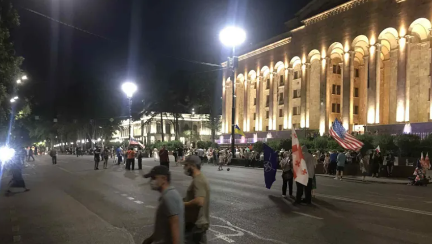 Протестующие у парламента Грузии. Скриншот фото "Интерпрессньюс" от 26.07.25, https://www.interpressnews.ge/ka/article/844833-parlamenttan-saprotesto-akcia-ganaxlda-mokalakeebma-rustavelis-gamziri-gadaketes