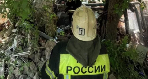 Сотрудники МЧС на месте обрушившегося дома в Астрахани. 28 июля 2025 г. Скриншот видео МЧС России