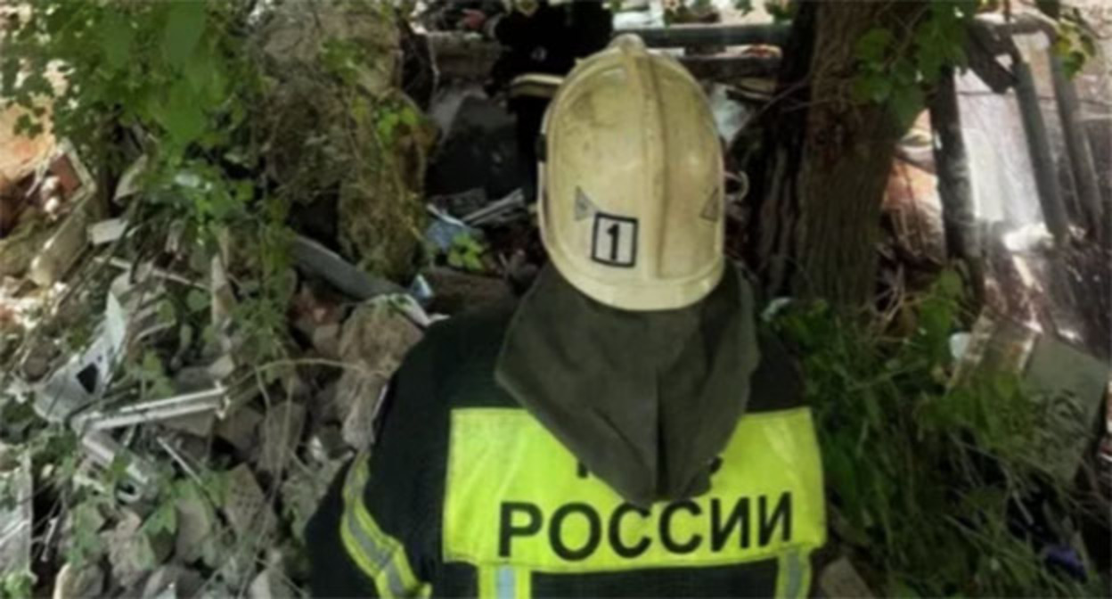 Сотрудники МЧС на месте обрушившегося дома в Астрахани. 28 июля 2025 г. Скриншот видео МЧС России