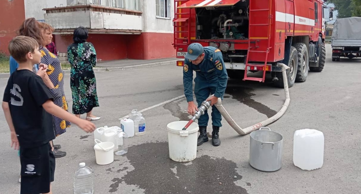 Раздача воды жителям Тырныауза. Фото: МЧС https://t.me/mchskbr/7955