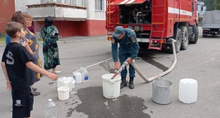 Раздача воды жителям Тырныауза. Фото: МЧС https://t.me/mchskbr/7955