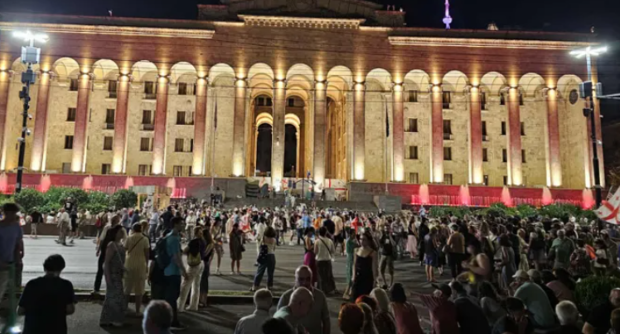 Акция протеста в парламента Грузии. Скриншот фото "Интерпрессньюс" от 06.08.25, https://www.interpressnews.ge/ka/article/845698-parlamenttan-akcia-mimdinareobs-rustavelis-gamzirze-shekrebilebs-lozungit-tavisupleba-mzias-tavisupleba-politpatimrebs-msvlelobis-monacileebic-sheuertdnen