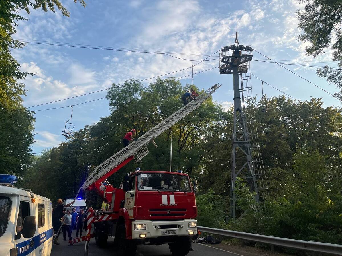 Эвакуация посетителей канатной дороги в Нальчике. Фото: МЧС по Кабардино-Балкарии. 