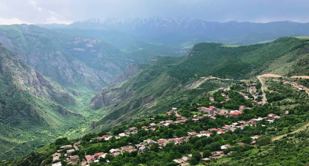 Сюникская область Армении, село Халидзор. Скриншот фото https://ru.wikipedia.org/wiki/Файл:Halidzor_from_Wings_of_Tatev_4.jpg?utm_medium=organic&utm_source=yandexsmartcamera