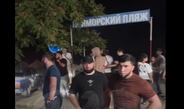 Участники рейда у входа на пляж. Стоп-кадр видео от 12.08.25, https://t.me/heda_media/1716