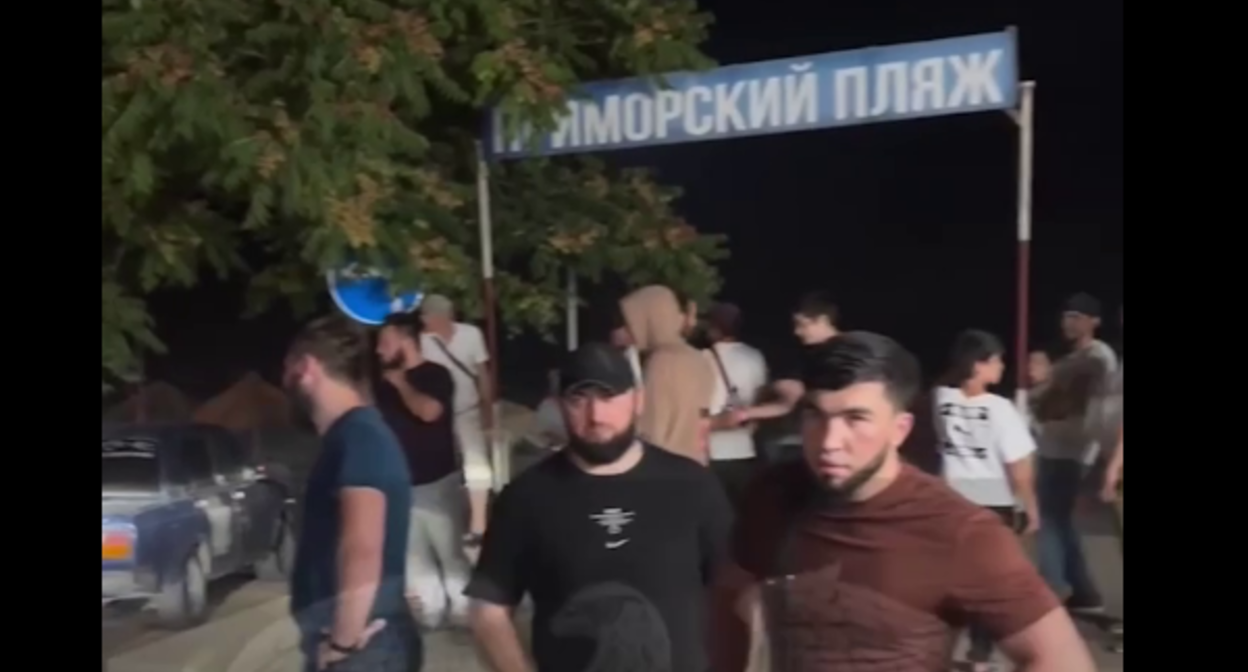 Участники рейда у входа на пляж. Стоп-кадр видео от 12.08.25, https://t.me/heda_media/1716
