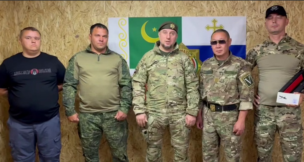 Алаудинов с представителями "Русской общины юг". Стоп-кадр видео из его Telegram-канала от 15.08.25, https://t.me/AptiAlaudinovAKHMAT/13168.