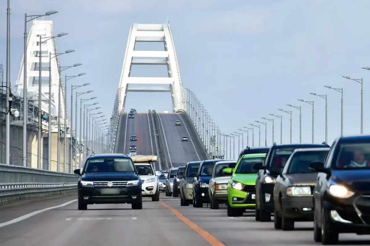 Автомобили на Крымском мосту. Фото: телеграм-канал главы РК Сергея Аксенова