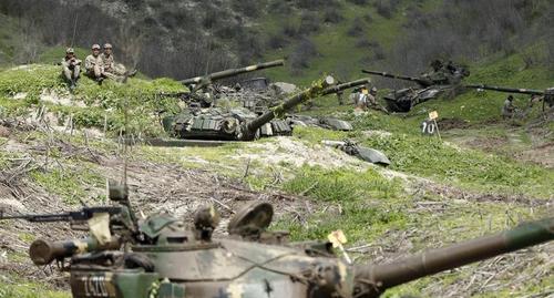 Военнослужащие Армии самообороны Нагорного Карабаха отдыхают на своих позициях в районе села Матагис. Фото: REUTERS/Staff